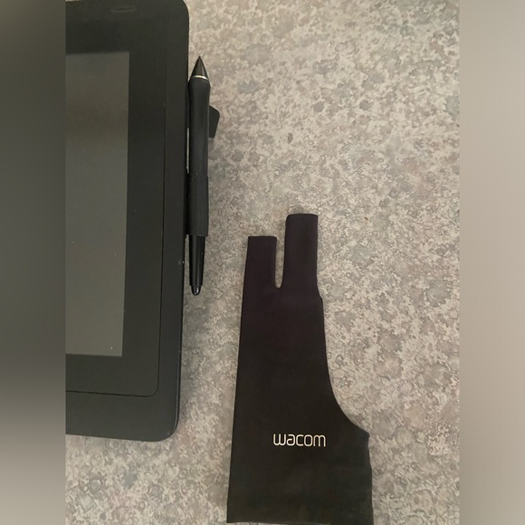 Wacom cintiq 16 (includes cords, drawing glove and pen) - Picture 2 of 3